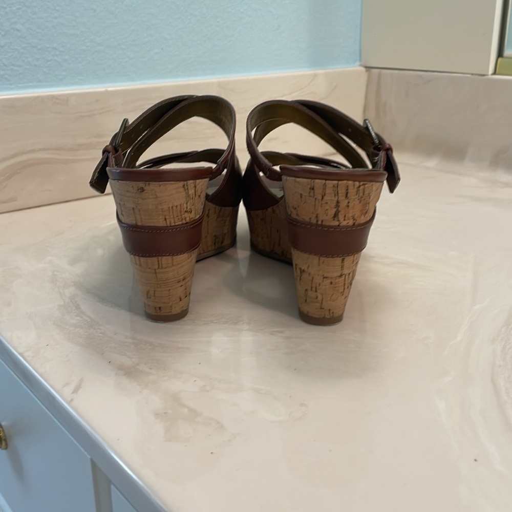 Guess Brown Wedge with Buckle Size 6.5 - Picture 3 of 5